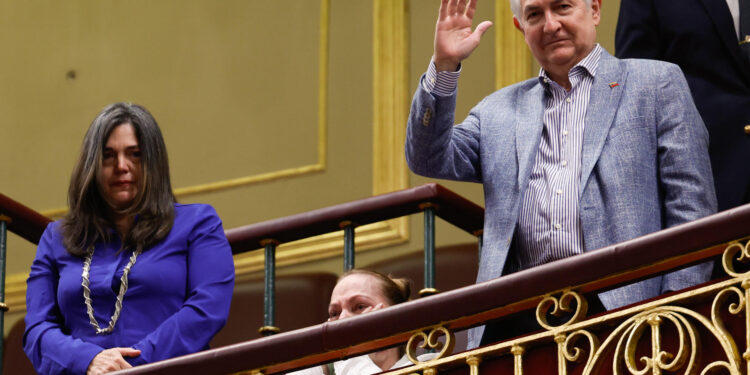 MADRID, 11/09/2024.- El exalcalde de Caracas Antonio Ledezma asiste a la sesión de control al gobierno celebrada este miércoles en el Congreso. El Congreso español ha reconocido este miércoles a Edmundo González como legítimo presidente de Venezuela con la aprobación de una propuesta del Partido Popular (derecha) apoyada por aliados del Gobierno socialista, que se quedará en minoría. EFE/Javier Lizón