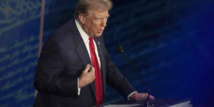 Philadelphia (United States), 11/09/2024.- Republican presidential candidate Donald J. Trump responds to Democratic presidential candidate US Vice President Kamala Harris during a presidential debate hosted by ABC News at the National Constitution Center in Philadelphia, Pennsylvania, USA 10 September 2024. The 90 minute event is the only planned debate between the two candidates in the 2024 presidential election. (Filadelfia) EFE/EPA/DEMETRIUS FREEMAN / POOL