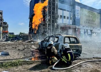 Bomberos trabajan en el lugar de un ataque con misiles rusos, en medio del ataque de Rusia a Ucrania, en Kharkiv. (REUTERS/Vitalii Hnidyi)