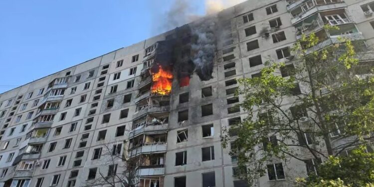 Rusia volvió a bombardear un edificio residencial en Kharkiv (Volodymyr Zelenskiy vía Telegram/Handout vía REUTERS)