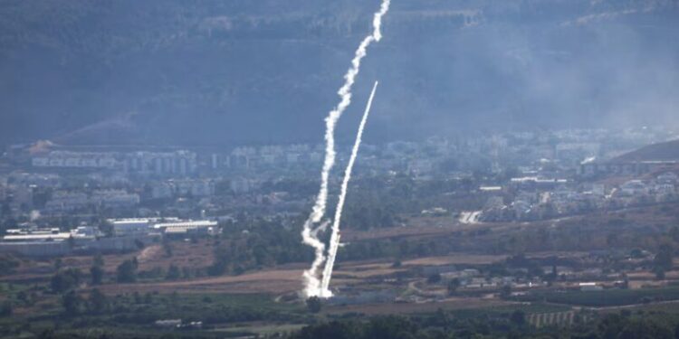 El sistema de defensa aérea israelí Cúpula de Hierro intercepta un misil disparado desde el sur del Líbano (EFE/EPA/ATEF SAFADI/Archivo)