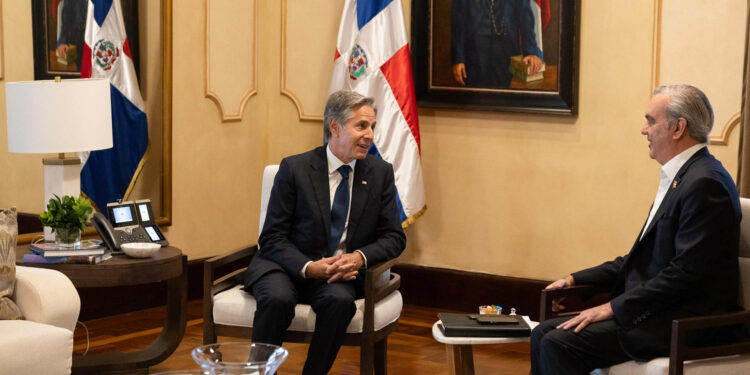 USA6842. SANTO DOMINGO (REPÚBLICA DOMINICANA), 06/09/2024.- Fotografía publicada por el secretario de Estado de EE.UU., Antony Blinken (i), en sus redes sociales durante una reunión con el presidente dominicano, Luis Abinader (d), este viernes en Santo Domingo (República Dominicana). Abinader expresó su intención de normalizar "en la medida de lo posible" la relación con el vecino Haití, en un punto bajo desde hace casi un año a raíz de la construcción por parte haitiana de un canal en el fronterizo río Masacre o Dajabón. EFE/Sec. Blinken /SOLO USO EDITORIAL /NO VENTAS /SOLO DISPONIBLE PARA ILUSTRAR LA NOTICIA QUE ACOMPAÑA /CRÉDITO OBLIGATORIO