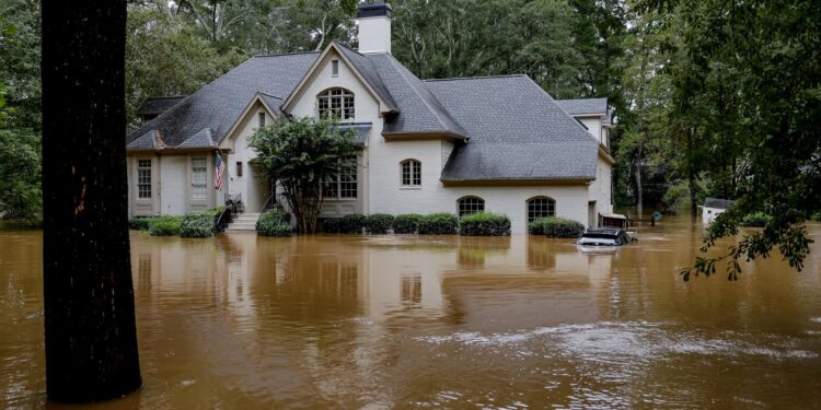 Atlanta (United States), 27/09/2024.- A general view of a home and vehicle swamped by the flood waters of Peachtree Creek in the aftermath of Tropical Storm Helene in Atlanta, Georgia, USA, 27 September 2024. Hurricane Helene made landfall near Perry, Florida and several deaths have been reported in Georgia. (tormenta) EFE/EPA/ERIK S. LESSER