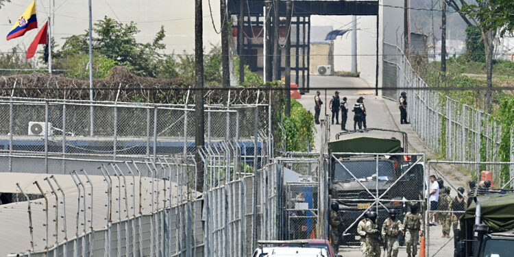 AME6267. GUAYAQUIL (ECUADOR), 05/09/2024.- Miembros de la Policía Nacional y del Ejército custodian La Roca, la cárcel de máxima seguridad de Ecuador este jueves, en Guayaquil (Ecuador). Un dron bomba estalló sobre la cárcel de máxima seguridad de Ecuador, y causó daños en el techo de esta prisión situada en la ciudad de Guayaquil, donde hace un año se registró un hecho similar que obligó entonces a trasladar a otras cárceles a peligrosos delincuentes. EFE/ Jeremy Rodríguez