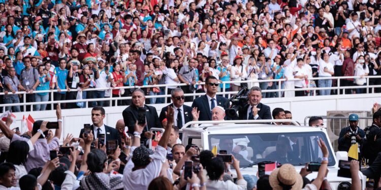 Jakarta (Indonesia), 05/09/2024.- Pope Francis waves from a car as he arrives for a holy mass at the Galora Bung Karno Main Stadium in Jakarta, Indonesia, 05 September 2024. Pope Francis is on an apostolic visit to the Muslim-majority country of Indonesia from 3 to 6 September, as part of his 12-day trip to the Asia-Pacific region, which includes stops in Papua New Guinea, East Timor, and Singapore. (Papa, República Guinea, Papúa-Nueva Guinea, Papúa Nueva Guinea, Singapur, Timor Oriental, Singapur) EFE/EPA/YASUYOSHI CHIBA / POOL