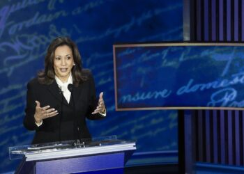 Philadelphia (United States), 11/09/2024.- Democratic presidential candidate US Vice President Kamala Harris responds to Republican presidential candidate Donald J. Trump during a presidential debate hosted by ABC News at the National Constitution Center in Philadelphia, Pennsylvania, USA 10 September 2024. The 90 minute event is the only planned debate between the two candidates in the 2024 presidential election. (Filadelfia) EFE/EPA/DEMETRIUS FREEMAN / POOL