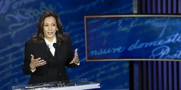 Philadelphia (United States), 11/09/2024.- Democratic presidential candidate US Vice President Kamala Harris responds to Republican presidential candidate Donald J. Trump during a presidential debate hosted by ABC News at the National Constitution Center in Philadelphia, Pennsylvania, USA 10 September 2024. The 90 minute event is the only planned debate between the two candidates in the 2024 presidential election. (Filadelfia) EFE/EPA/DEMETRIUS FREEMAN / POOL