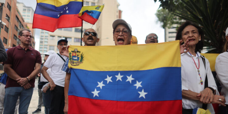 AME3388. CARACAS (VENEZUELA), 28/09/2024.- Simpatizantes de la oposición participan de una manifestación este sábado, en la ciudad de Caracas (Venezuela). Opositores venezolanos salieron este sábado en distintos puntos de Caracas para protestar en contra del resultado de las presidenciales del 28 de julio, en los que el ente electoral proclamó la victoria de Nicolás Maduro, un resultado cuestionado por el antichavismo y buena parte de la comunidad internacional. EFE/ Miguel Gutierrez