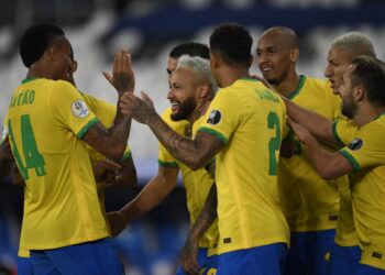 Brazil's Neymar (C) celebrates with teammates after scoring against Peru during the Conmebol Copa America 2021 football tournament group phase match at the Nilton Santos Stadium in Rio de Janeiro, Brazil, on June 17, 2021. (Photo by MAURO PIMENTEL / AFP)