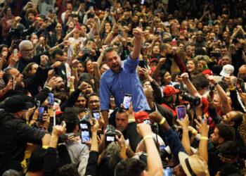 AME2088. SAO PAULO (BRASIL), 27/10/2024.- El candidato a la alcaldía de São Paulo, Guilherme Boulos, saluda a sus simpatizantes tras conocerse los resultados de la segunda vuelta de las elecciones municipales, este domingo en Casa Portugal, en Sao Paulo (Brasil). Nunes, un candidato de perfil moderado respaldado por el expresidente Jair Bolsonaro, líder de la extrema derecha, ganó la reelección con un 59,35 % de los votos, frente al 40,65 % que recibió el socialista Guilherme Boulos. EFE/ Isaac Fontana