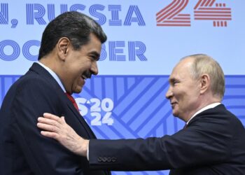 Kazan (Russian Federation), 22/10/2024.- Russian President Vladimir Putin (R) welcomes Venezuela's President Nicolas Maduro before their meeting on the sidelines of the BRICS summit in Kazan, Russia, 23 October 2024. The BRICS summit takes place from 22 to 24 October (Rusia) EFE/EPA/ALEXANDER NEMENOV / POOL