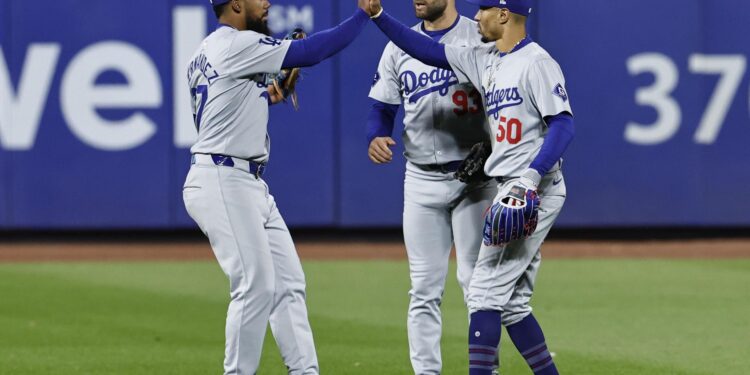 Queens (United States), 17/10/2024.- (L-R) Los Angeles Dodgers left fielder Teoscar Hernández, center fielder Kevin Kiermaier, and shortstop Mookie Betts celebrate after defeating the New York Mets during the Major League Baseball (MLB) American League Championship Series playoff game three in Queens, New York, USA, 16 October 2024. The League Championship Series is the best-of-seven games and is tied 1-1. The winner of the National League Championship Series will face the winner of the American League Championship Series to advance to the World Series. (Liga de Campeones, Nueva York) EFE/EPA/CJ GUNTHER