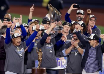 New York (United States), 31/10/2024.- Members of Los Angeles Dodgers celebrate with the trophy after defeating the New York Yankees during game five of the Major League Baseball (MLB) World Series between the American League Champion New York Yankees and the National League Champion Los Angeles Dodgers at Yankees Stadium in the Bronx borough of New York, New York, USA, 30 October 2024. The Dodgers won the best of seven games World Series 4-1. (Nueva York) EFE/EPA/SARAH YENESEL