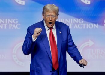 Duluth (United States), 23/10/2024.- Former US President and Republican presidential nominee Donald Trump speaks at the Turning Point PAC campaign rally at the Gas South Arena, in Duluth, Georgia, USA, 23 October 2024. Trump is running against Democratic US Vice President Kamala Harris. EFE/EPA/ERIK S. LESSER