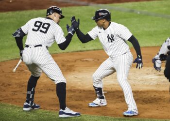 New York (United States), 14/10/2024.- Yankees Juan Soto (R) celebrates a home run with teammate Aaron Judge (L) during the third inning of game one of the Major League Baseball (MLB) American League Championship Series between the Cleveland Guardians and the New York Yankees in the Bronx borough of New York, New York, 14 October 2024. The League Championship Series is the best-of-seven games. The winner of the American League Championship Series will face the winner of the National League Championship Series to advance to the World Series. (Liga de Campeones, Nueva York) EFE/EPA/CJ GUNTHER