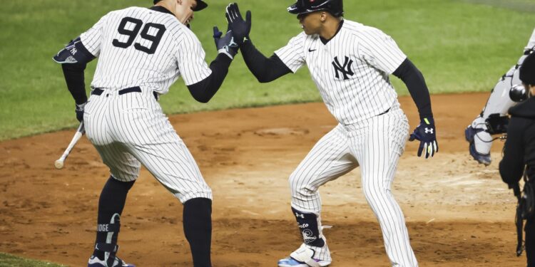 New York (United States), 14/10/2024.- Yankees Juan Soto (R) celebrates a home run with teammate Aaron Judge (L) during the third inning of game one of the Major League Baseball (MLB) American League Championship Series between the Cleveland Guardians and the New York Yankees in the Bronx borough of New York, New York, 14 October 2024. The League Championship Series is the best-of-seven games. The winner of the American League Championship Series will face the winner of the National League Championship Series to advance to the World Series. (Liga de Campeones, Nueva York) EFE/EPA/CJ GUNTHER