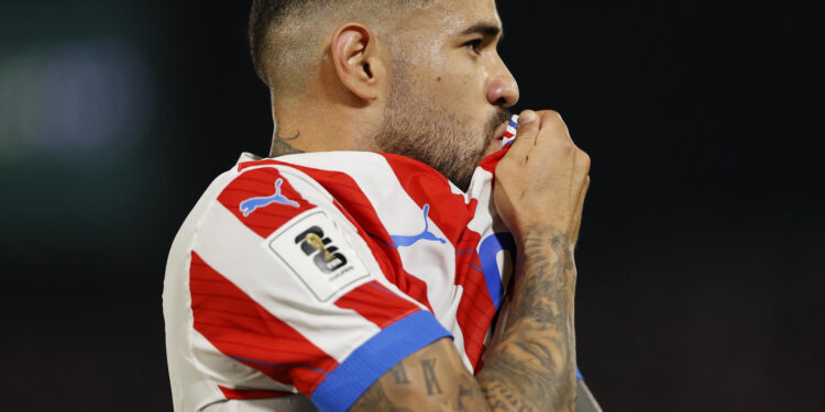 AMDEP8862. ASUNCIÓN (PARAGUAY), 15/10/2024.- Antonio Sanabria de Paraguay celebra su gol este martes, en un partido de las eliminatorias sudamericanas para el Mundial de 2026 en el estadio Defensores del Chaco en Asunción (Paraguay). EFE/ Juan Pablo Pino