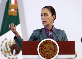 MEX2232. CIUDAD DE MÉXICO (MÉXICO), 15/10/2024.- La presidenta de México, Claudia Sheinbaum, participa este martes en una rueda de prensa matutina en Palacio Nacional de la Ciudad de México (México). Sheinbaum, anunció que su Gobierno mantendrá una postura "imparcial" sobre la crisis poselectoral de Venezuela distinta a la que tienen Colombia y Brasil, aunque aún no reconoció la victoria del mandatario, Nicolás Maduro. EFE/ José Méndez