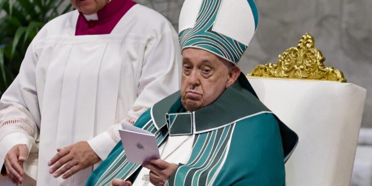 Vatican City (Vatican City State (holy See)), 27/10/2024.- Pope Francis celebrates a Mass for the closing of the synod of bishops in Saint Peter's Basilica at the Vatican, 27 October 2024. This XVIth Ordinary Assembly of the Synod is officially concluding on 27 October, with the celebration of Holy Mass in St. Peter's Basilica presided over by Pope Francis. (Papa, Obispo) EFE/EPA/FABIO FRUSTACI