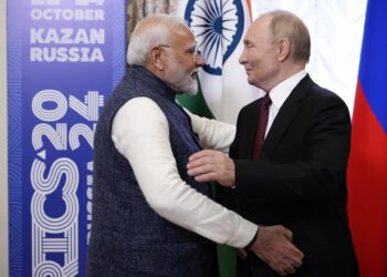 Kazan (Russian Federation), 22/10/2024.- Russian President Vladimir Putin (R) embraces Indian Prime Minister Narendra Modi during their meeting on the sidelines of BRICS Summit at Kazan Kremlin in Kazan, Russia, 22 October 2024. The BRICS summit takes place from 22 to 24 October and is expected to be the largest foreign policy event ever held in Russia. (Rusia) EFE/EPA/ALEXANDER ZEMLIANICHENKO / POOL