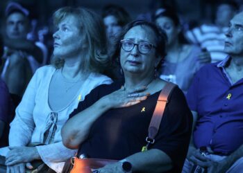 Tel Aviv (Israel), 07/10/2024.- A woman reacts while attending an alternative memorial ceremony organized by the families of hostages held in Gaza, to mark a year since the deadly 07 October Hamas-led attacks, at a park in Tel Aviv, Israel, 07 October 2024. October 7th marks one year since the Palestinian militant group Hamas launched a surprise attack on Israel, killing 1,200, and one year since Israel began its war on Gaza, killing more than 41,000 and destroying the Palestinian enclave. EFE/EPA/JIM URQUHART / POOL