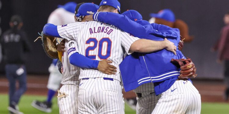 New York (United States), 08/10/2024.- Mets Pete Alonso (C) and other players react after the final out during the ninth inning of game three of the Major League Baseball (MLB) National League Division Series playoffs between the Philadelphia Phillies and the New York Mets at Citi Field in the Queens borough of New York, New York, USA, 08 October 2024. The Division Series is a best-of-five contest. (Nueva York, Filadelfia) EFE/EPA/SARAH YENESEL