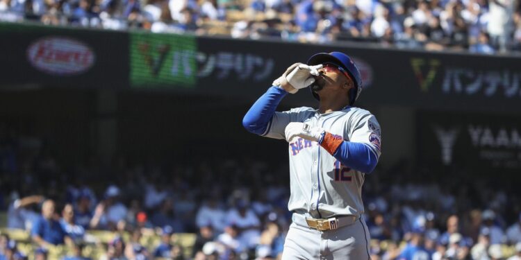 Los Angeles (United States), 14/10/2024.- Mets Francisco Lindor celebrates after hitting a home run during the first inning of game two of the Major League Baseball (MLB) National League Championship Series between the New York Mets and the Los Angeles Dodgers in Los Angeles, California, 14 October 2024. The National League Championship Series is the best-of-seven games and the winner will face the winner of the American League Championship Series in the World Series. (Liga de Campeones, Nueva York) EFE/EPA/CAROLINE BREHMAN