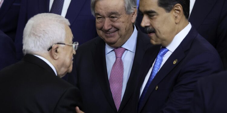 Kazan (Russian Federation), 24/10/2024.- Palestinian President Mahmoud Abbas (L) speaks with United Nations Secretary-General Antonio Guterres (C) and Venezuelan President Nicolas Maduro (R), as they and other participants in the outreach/BRICS Plus format meeting pose for a family photo during the BRICS summit in Kazan, Russia, 24 October 2024. The BRICS summit takes place from 22 to 24 October. (Rusia) EFE/EPA/MAXIM SHIPENKOV