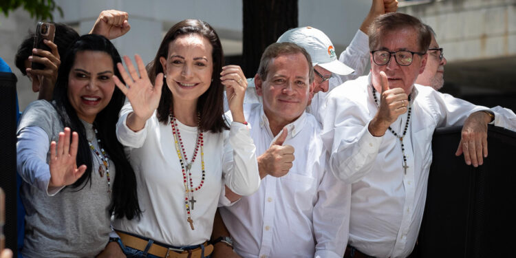 AME5301. CARACAS (VENEZUELA), 07/10/2024.- Fotografía del 28 de agosto de 2024 donde se observa al exdiputado venezolano Juan Pablo Guanipa (2-d) junto a la líder opositora venezolana, María Corina Machado (2-i), durante una manifestación de la oposición, en Caracas (Venezuela). Miembros de la oposición mayoritaria de Venezuela pasaron de estar permanentemente en la calle a ejercer la política desde el resguardo y la virtualidad, ante la "persecución" que denuncian en su contra, sobre todo tras las presidenciales del 28 de julio, en las que Nicolás Maduro fue proclamado ganador, lo que el antichavismo considera fraudulento. EFE/ Ronald Peña R.