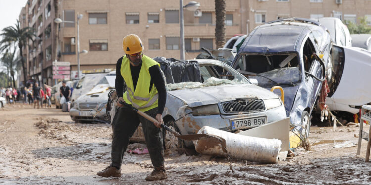 PAIPORTA (VALENCIA), 31/10/2024.- José Luis, un voluntario de origen venezolano trabaja en labores de limpieza este jueves en Paiporta (Valencia). La Comunitat Valenciana intenta recuperarse de la peor dana del siglo en España, que ha dejado casi un centenar de muertos en esa región, además de un inmenso escenario de daños en carreteras, calles e infraestructuras de numerosas localidades. EFE/Manuel Bruque