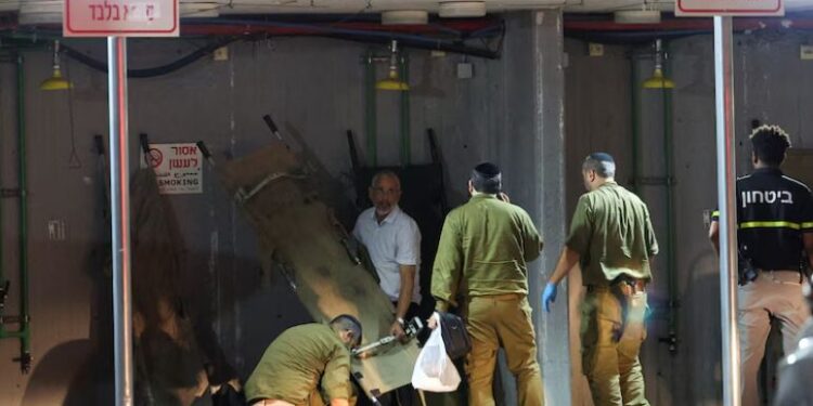 Soldados israelíes y un hombre pliegan camillas tras un ataque con drones desde el Líbano, en medio de hostilidades transfronterizas entre Hezbollah e Israel, en el Centro Médico Sheba en Ramat Gan, Israel, el 13 de octubre de 2024. REUTERS/Violeta Santos Moura