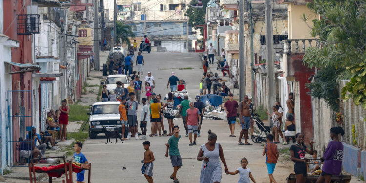 AME9275. LA HABANA (CUBA), 21/10/2024.- Fotografía del 20 de octubre de 2024 de personas caminando por una calle durante un apagón nacional, en La Habana (Cuba). La estatal Unión Eléctrica (UNE) de Cuba informó este lunes de que ya alrededor del 50 % de los pobladores de La Habana cuentan con suministro energético, tras casi 72 horas del apagón total registrado en la isla. EFE/ Yander Zamora