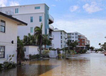 ACOMPAÑA CRÓNICA: EEUU HURACANES ATLÁNTICO USA7635. SARASOTA (FL, EEUU), 10/10/2024.- Fotografía de una calle inundada este jueves por el paso del huracán Milton en Sarasota, Florida (EE.UU.). El huracán Milton se ha cobrado al menos la vida de una docena de personas y dejado una senda de destrucción a su paso por Florida (EE.UU.), que registró tornados mortales, graves inundaciones y donde todavía más de 3 millones de usuarios permanecen sin luz, además de causar daños estimados en hasta 60.000 millones de dólares. EFE/Octavio Guzmán