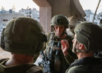 JERUSALÉN (ISRAEL), 17/10/2024.- Herzi Halevi (c), jefe del Estado Mayor de Israel, en el lugar en la franja de Gaza donde fue asesinado el líder de Hamás, Yahya Sinwar, autor intelectual de los ataques del 7 de octubre. EFE/Ejército de Israel/SOLO USO EDITORIAL/SOLO DISPONIBLE PARA ILUSTRAR LA NOTICIA QUE ACOMPAÑA (CRÉDITO OBLIGATORIO)