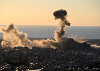 Beirut (Lebanon), 19/10/2024.- Smoke billows after an Israeli air strike on Dahieh, a southern suburb of Beirut, Lebanon, 19 October 2024. The Israeli army said the airstrikes were targeting Hezbollah weapons storage facilities. According to the Lebanese Ministry of Health, more than 2,400 people have been killed and over 11,200 others have been injured in Lebanon since the start of recent escalations of hostilities. (Líbano, Hizbulá/Hezbolá) EFE/EPA/STRINGER