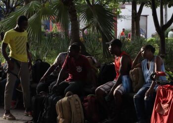 MEX2921. TAPACHULA (MÉXICO), 19/10/2024.- Migrantes descansan en un plaza publica este sábado, en Tapachula (México). Miles de venezolanos que salieron de su país ante la crisis electoral se preparan para iniciar una caravana a Estados Unidos desde la frontera sur de México, donde pidieron a los gobiernos de ambos países que consideren su situación. EFE/ Juan Manuel Blanco