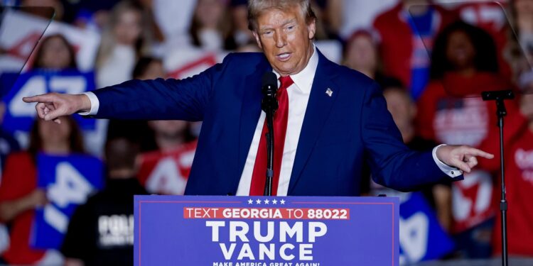 Atlanta (United States), 28/10/2024.- Former US president and Republican presidential nominee Donald Trump participates in a campaign event at McCamish Pavillion on the campus of Georgia Tech in Atlanta, Georgia, USA, 28 October 2024. Trump is running against Democratic US Vice President Kamala Harris in the presidential election being held on 05 November 2024. EFE/EPA/ERIK S. LESSER