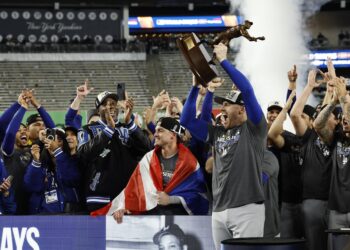 New York (United States), 31/10/2024.- World Series MVP, Los Angeles Dodgers Freddie Freeman, holds up the Willie Mays MVP trophy after defeating the New York Yankees during game five to win the Major League Baseball (MLB) World Series at Yankees Stadium in the Bronx borough of New York, New York, USA, 30 October 2024. (Nueva York) EFE/EPA/CJ GUNTHER