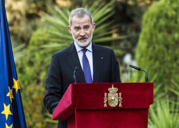 AMÁN (JORDANIA), 05/10/2024.- El rey Felipe VI participa en una reunión con representantes de la colectividad española a su llegada este sábado a Amán, en un viaje oficial con el que España quiere mostrar su respaldo a Jordania y a la política del rey Abdalá II para detener la guerra en Oriente Medio y lograr la paz en la región, cuando casi se cumple un año del ataque de Hamás a Israel y del comienzo de la guerra en Gaza. EFE/ Chema Moya