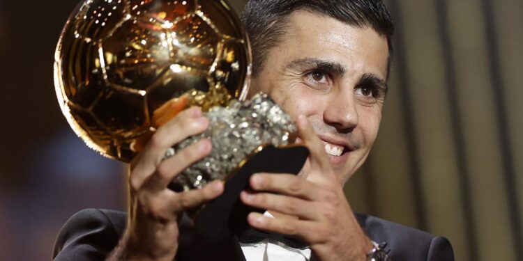 Paris (France), 28/10/2024.- Manchester City and Spain midfielder Rodri wins the Men's Ballon d'Or 2024 award at the Ballon d'Or 2024 ceremony at the Theatre du Chatelet in Paris, France, 28 October 2024. (Francia, España) EFE/EPA/MOHAMMED BADRA