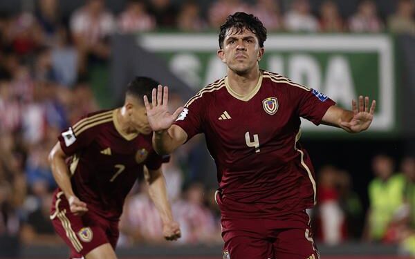 Jon Aramburu de Venezuela celebra su gol este martes, en un partido de las eliminatorias sudamericanas para el Mundial de 2026 en el estadio Defensores del Chaco en Asunción (Paraguay). EFE/ Juan Pablo Pino