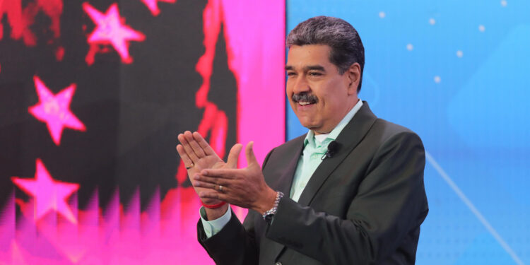 AME2519. CARACAS (VENEZUELA), 28/10/2024.- Fotografía cedida por Prensa Miraflores del presidente de Venezuela, Nicolás Maduro, en su programa de televisión semanal, "Con Maduro +", en Caracas (Venezuela). Maduro dijo que espera que la líder antichavista María Corina Machado y los "corruptos de la oposición" sean "capturados" y "enjuiciados" por el "robo" de Citgo, la filial de la petrolera estatal Pdvsa, con sede en Estados Unidos, que corre el riesgo de ser embargada debido a impagos. EFE/ Prensa Miraflores / SOLO USO EDITORIAL/ SOLO DISPONIBLE PARA ILUSTRAR LA NOTICIA QUE ACOMPAÑA (CRÉDITO OBLIGATORIO)