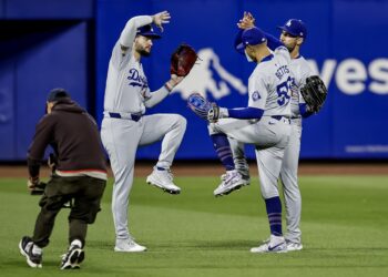 New York (United States), 18/10/2024.- Los Angeles Dodgers outfielders Los Angeles Dodgers outfielders Andy Pages (L), Kevin Kiermaier (C) and Mookie Betts (R) celebrate after the final out against the New York Mets during the ninth (L), Kevin Kiermaier (C) and Mookie Betts (R) celebrate after the final out against the New York Mets during the ninth inning of the Major League Baseball (MLB) National League Championship Series playoff game four between the Los Angeles Dodgers and the New York Mets in New York, New York, 17 October 2024. The League Championship Series is the best-of-seven games. The winner of the National League Championship Series will face the winner of the American League Championship Series to advance to the World Series. (Liga de Campeones, Nueva York) EFE/EPA/CJ GUNTHER