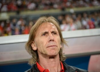 Peruvian national football team coach Argentinian Ricardo Gareca arrives before the friendly match against Scotland, at the National Stadium in Lima on May 29, 2018, ahead of the FIFA World Cup starting next month. / AFP PHOTO / ERNESTO BENAVIDES