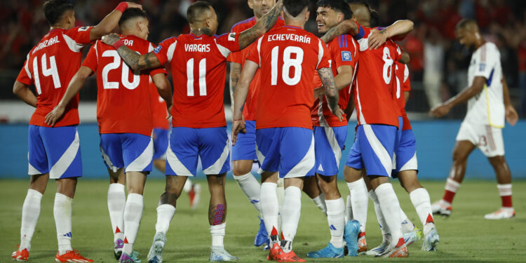 AMDEP279. SANTIAGO (CHILE), 19/11/2024.- Jugadores de Chile celebran un gol de Gabriel Suazo este martes, en un partido de las eliminatorias sudamericanas para el Mundial de 2026 entre Chile y Venezuela, en el estadio Nacional en Santiago (Chile). EFE/ Elvis González