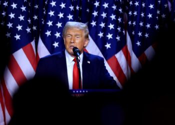 West Palm Beach (United States), 06/11/2024.- Republican presidential candidate Donald J. Trump addresses supporters at the Election Night watch party in the West Palm Beach Convention Center in West Palm Beach, Florida, USA, 06 November 2024. (Elecciones) EFE/EPA/CRISTOBAL HERRERA-ULASHKEVICH