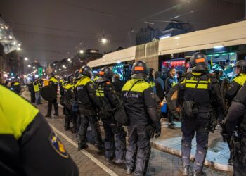 Amsterdam (Netherlands), 08/11/2024.- Police officers make a security cordon around a bus after the soccer match between Ajax and Maccabi Tel Aviv, in Amsterdam, Netherlands, early 08 November 2024. The Israeli army confirmed on 08 November it was preparing to "deploy a rescue mission with the coordination of the Dutch government ¡...Ç following severe and violent incidents against Israelis in Amsterdam", after clashes broke out after a match between Ajax and Israeli soccer club Maccabi Tel Aviv. (Países Bajos; Holanda) EFE/EPA/VLN Nieuws