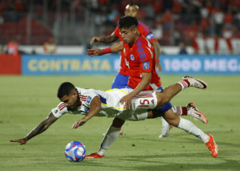 -FOTODELDÍA- AMDEP279. SANTIAGO (CHILE), 19/11/2024.- Fabián Hormazábal (arriba) de Chile disputa el balón con Miguel Navarro de Venezuela este martes, en un partido de las eliminatorias sudamericanas para el Mundial de 2026 entre Chile y Venezuela, en el estadio Nacional en Santiago (Chile). EFE/ Elvis González