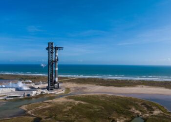 USA9321. BOCA CHICA (TX, EEUU), 18/11/2024.- Fotografía cedida por SpaceX donde se muestra el cohete Starship durante las pruebas de carga de propulsor y comprobaciones previas al vuelo, el 17 de noviembre de 2024 en Starbase, Boca Chica (Estados Unidos). SpaceX tiene todo listo para la sexta prueba de su enorme nave Starship, que despegará mañana martes desde su base en Texas (EE.UU.) y tentará de nuevo la exitosa recuperación de su primera etapa. EFE/ Spacex / SOLO USO EDITORIAL/ SOLO DISPONIBLE PARA ILUSTRAR LA NOTICIA QUE ACOMPAÑA (CRÉDITO OBLIGATORIO)