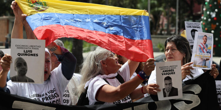 AME9796. CARACAS (VENEZUELA), 21/11/2024.- Familiares de detenidos gritan consignas este jueves, afuera de la sede del Ministerio Público en Caracas (Venezuela). Decenas de personas en Venezuela protestaron este jueves frente a la Fiscalía General para exigir que se produzcan nuevas liberaciones de quienes fueron detenidos tras las presidenciales del 28 de julio, luego de que en los últimos días la Justicia dictase 225 medidas cautelares a favor de algunos de ellos. EFE/ Miguel Gutiérrez